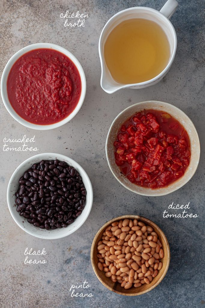Ingredientes enlatados: tomate, caldo e feijão.