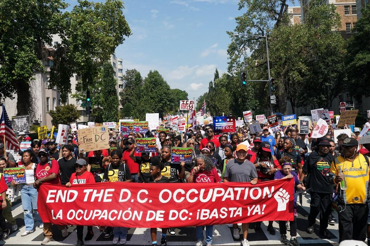 Milhares de protestos a Trump enviando forças federais para Washington |Terra |E...