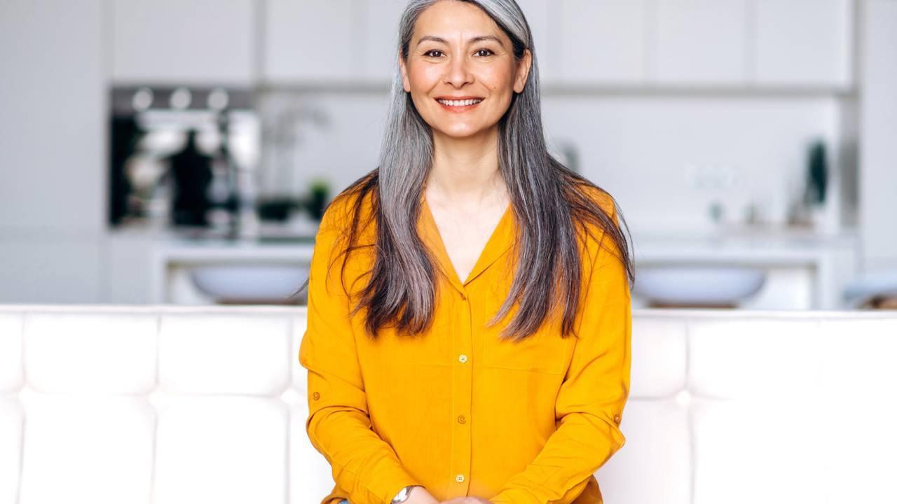 Por que abraçar os cabelos grisalhos se tornou um símbolo de autenticidade feminina?