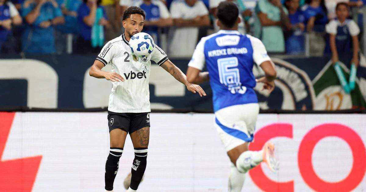 O lateral brasileiro e campeão da Libertadores, La Botafogo, foi oferecido ao Cruzeiro.
