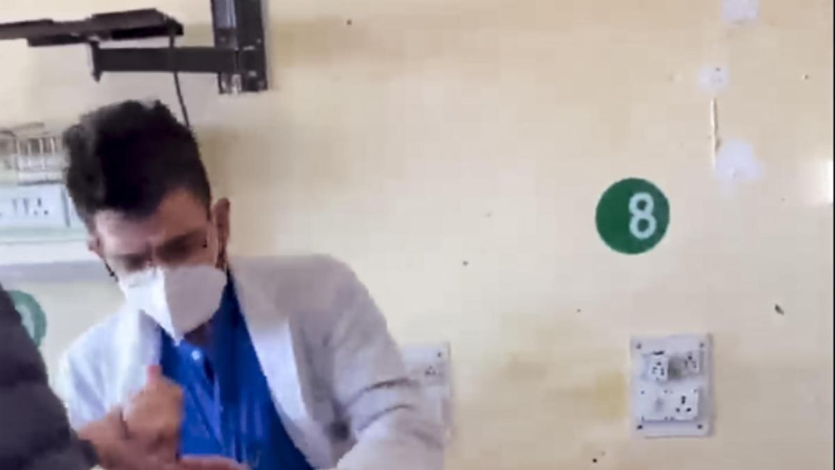 Guerra entre médico e paciente no IGMC Shimla: médico sênior demitido, relatório culpa ambos os lado...